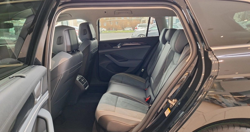 Volkswagen Passat cena 183000 przebieg: 5, rok produkcji 2024 z Chełm małe 277